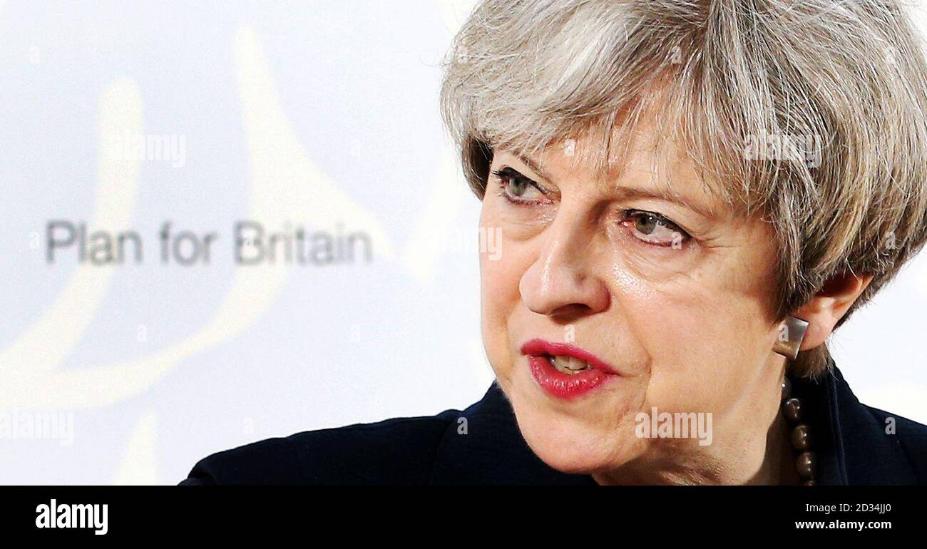 Premierministerin Theresa May hält eine Rede im Büro des Department for International Development im Abercrombie House in East Kilbride während ihres Besuchs in Schottland. Stockfoto