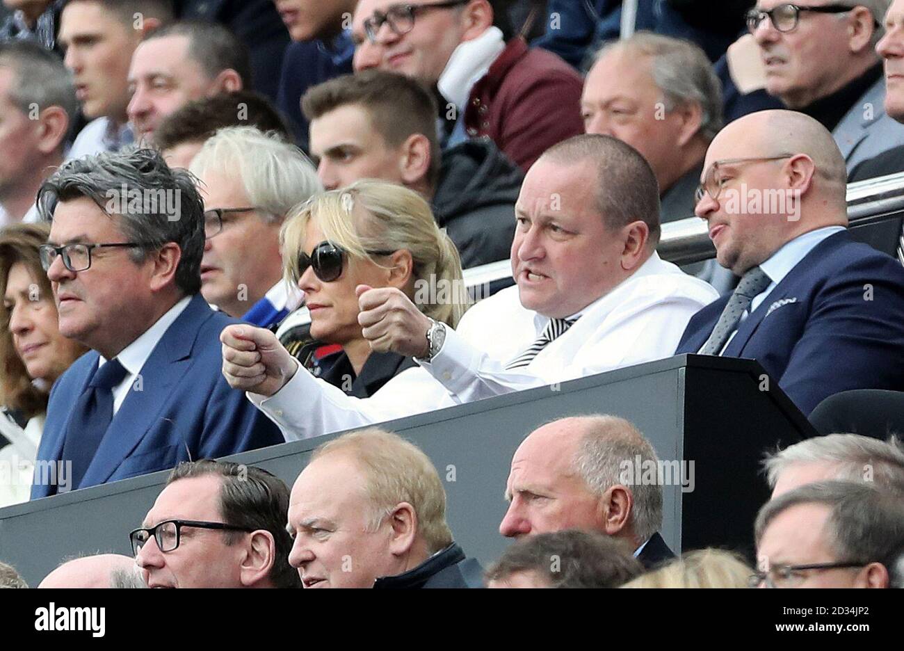 Newcastle United Eigentümer Mike Ashley (Mitte), PR-Spezialist Keith Bishop (links) und Geschäftsführer Lee Charnley an den Ständen während des Sky Bet Championship Spiels im St James' Park, Newcastle. Stockfoto