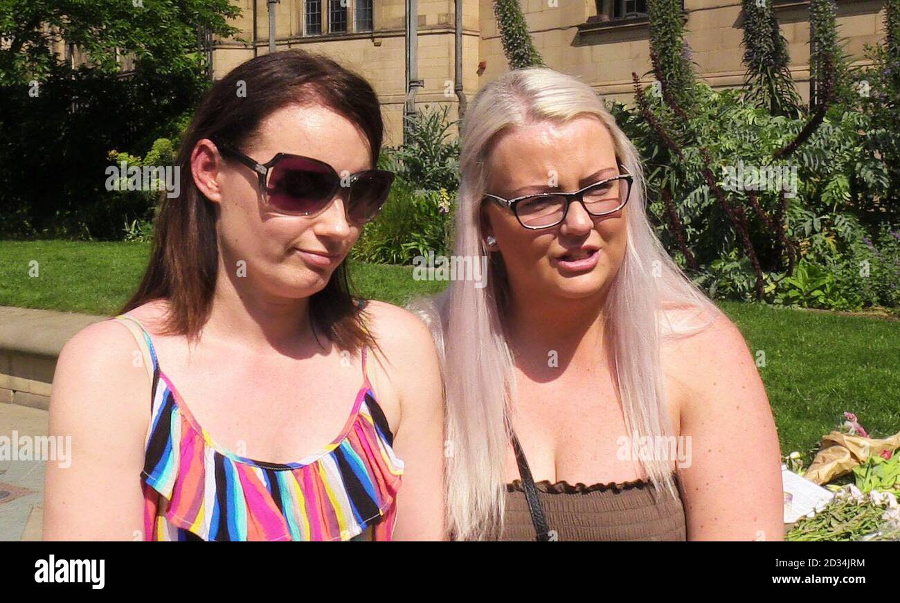 Rachel Ward (links) und Chantelle Garrity beobachten eine Schweigeminute in Sheffield Peace Gardens, zu ihrer besten Freundin Kelly Brewster erinnern, die Opfer von Terror-Anschlag in Manchester Anfang dieser Woche wurde. Stockfoto