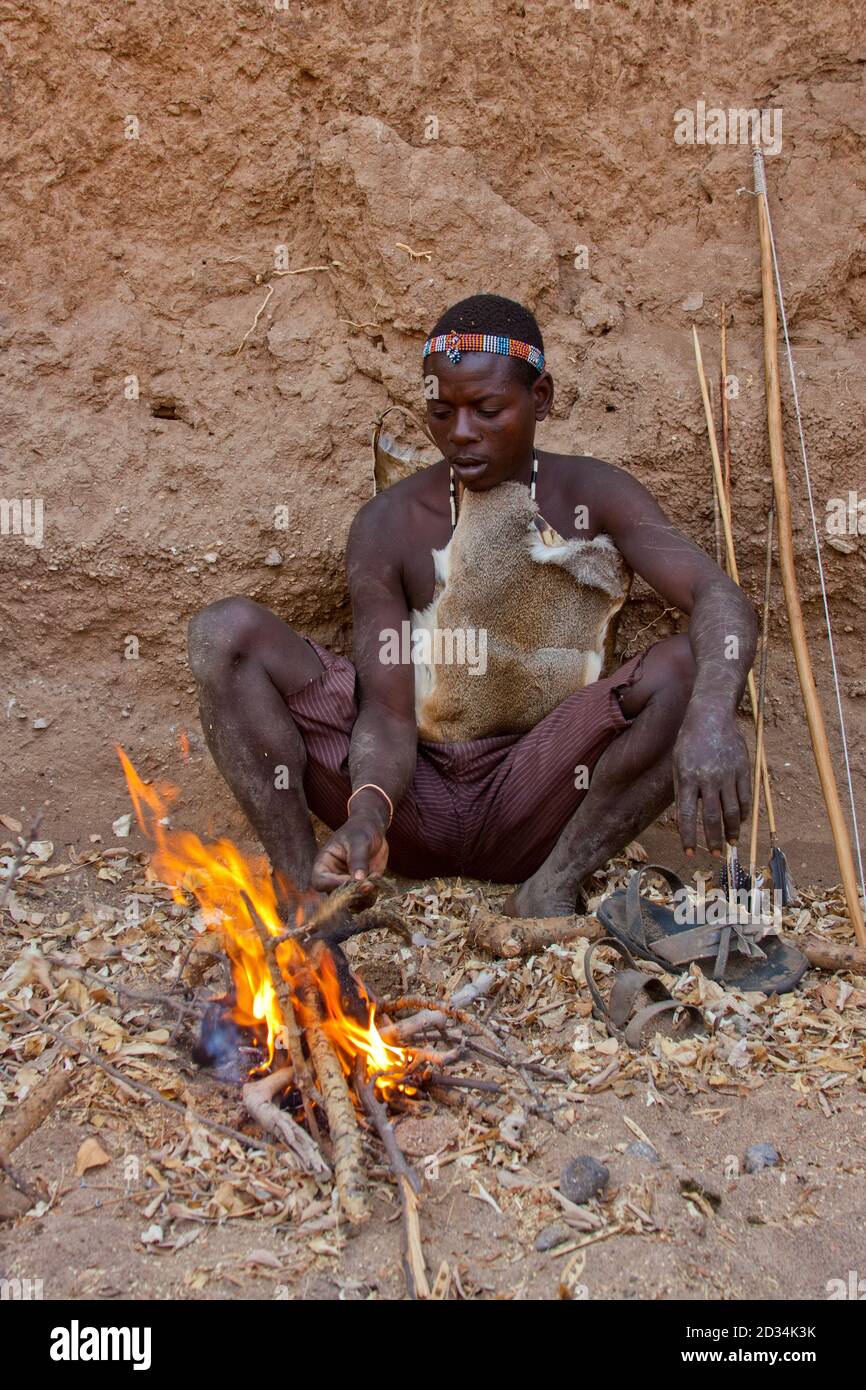 Porträt eines Hadza-Jägers. Die Hadza, oder Hadzabe, sind eine ethnische Gruppe in Nord-Zentral-tansania, die rund um den Eyasi-See im Central Rift Valley lebt Stockfoto