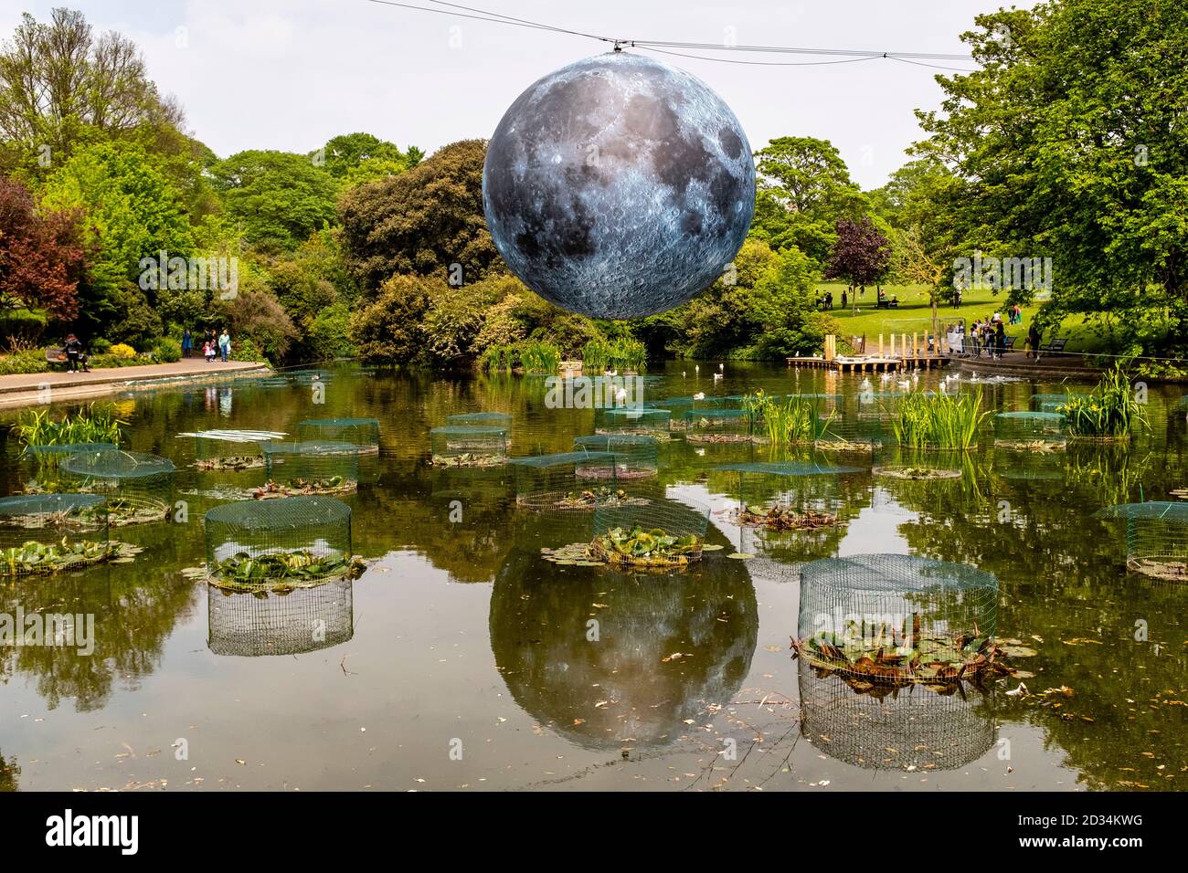 Ein Riesenmodell des Mondes (Museum of the Moon von Luke Jerram) erhebt sich während des Brighton Festival, Brighton, Sussex, Großbritannien, über dem Queen's Park Pond Stockfoto