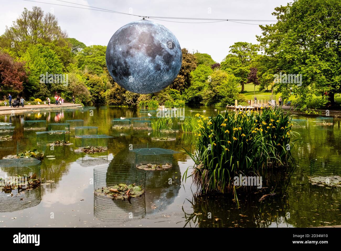 Ein Riesenmodell des Mondes (Museum of the Moon von Luke Jerram) erhebt sich während des Brighton Festival, Brighton, Sussex, Großbritannien, über dem Queen's Park Pond Stockfoto