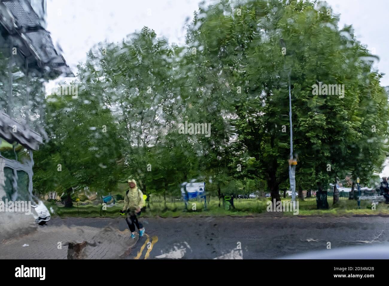 Nasswetter fotografiert durch EINE Auto-Windschutzscheibe, Brighton, Sussex, Großbritannien. Stockfoto