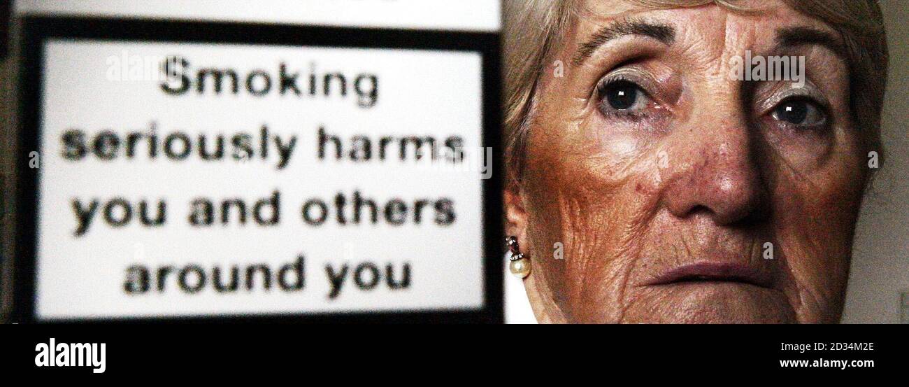 Jackie Butler, 66, in ihrem Haus in Bathgate, Schottland, nachdem sie Lungenkrebs diagnostiziert hatte, obwohl sie noch nie geraucht hat. Die 66-Jährige ist überzeugt, dass sie die Krankheit entwickelt hat, indem sie Rauch von Zigaretten anderer Menschen einatmet. Die 66-Jährige ist überzeugt, dass sie die Krankheit entwickelt hat, indem sie Rauch von Zigaretten anderer Menschen einatmet. Deshalb unterstützt sie das Rauchverbot an öffentlichen Orten, das in Schottland am Sonntag um 6 Uhr in Kraft tritt. Siehe PA Story GESUNDHEIT Rauchen. DRÜCKEN Sie VERBANDSFOTO. Bildnachweis sollte lauten: Andrew Milligan/PA. HINWEIS FÜR DIE REDAKTION BILD VOM 23.6.06 Stockfoto