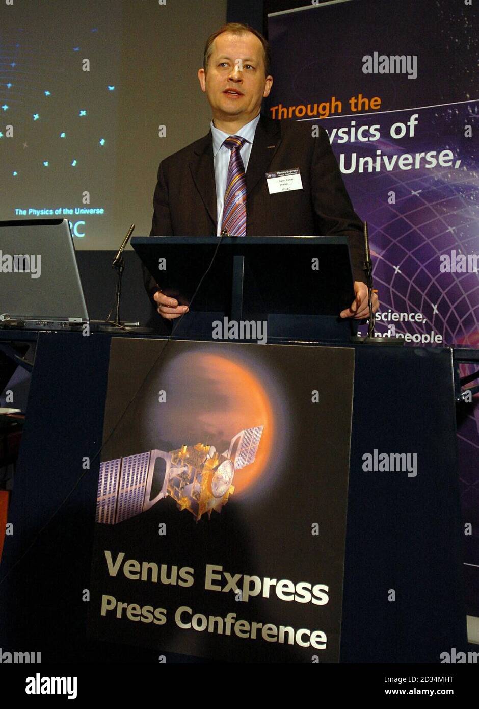 Dr. David Parker, PPARC/BNSC Director of Science, spricht auf einer Pressekonferenz in der Royal Society in London, um den endgültigen Ansatz der Europäischen Weltraumorganisation Venus Express zur Venus zu markieren. Stockfoto