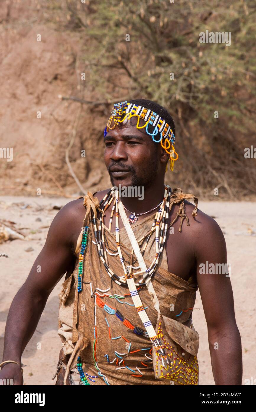 Porträt eines Hadza-Jägers. Die Hadza, oder Hadzabe, sind eine ethnische Gruppe in Nord-Zentral-tansania, die rund um den Eyasi-See im Central Rift Valley lebt Stockfoto