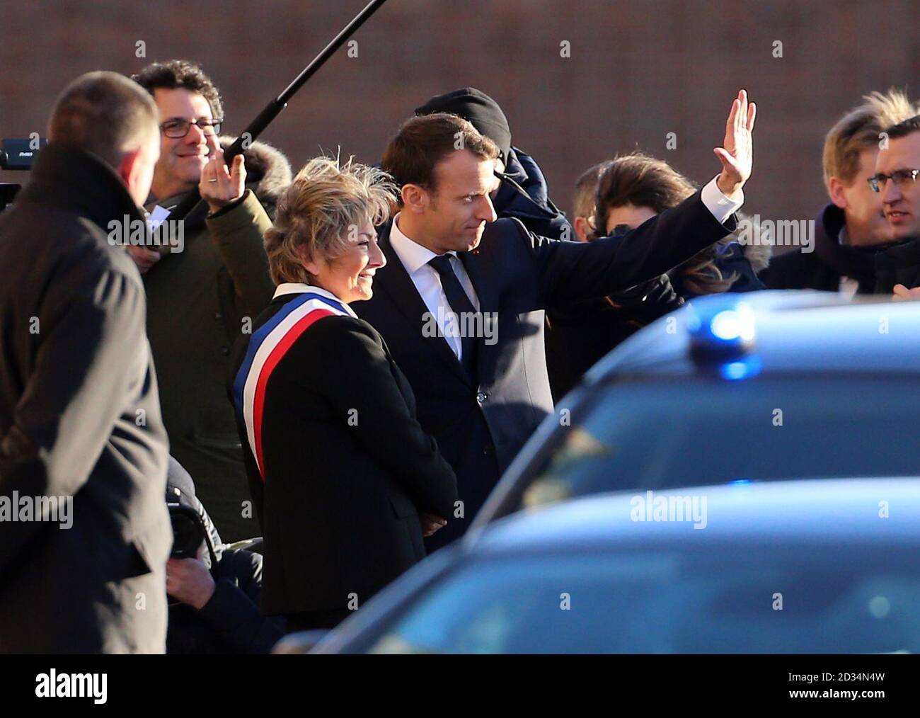 Der französische Präsident Emmanuel Längestrich mit dem Bürgermeister von Calais Natacha Bouchart, wie er in Calais, Rathaus in Frankreich bei einem Besuch in der Region ankommt. Stockfoto