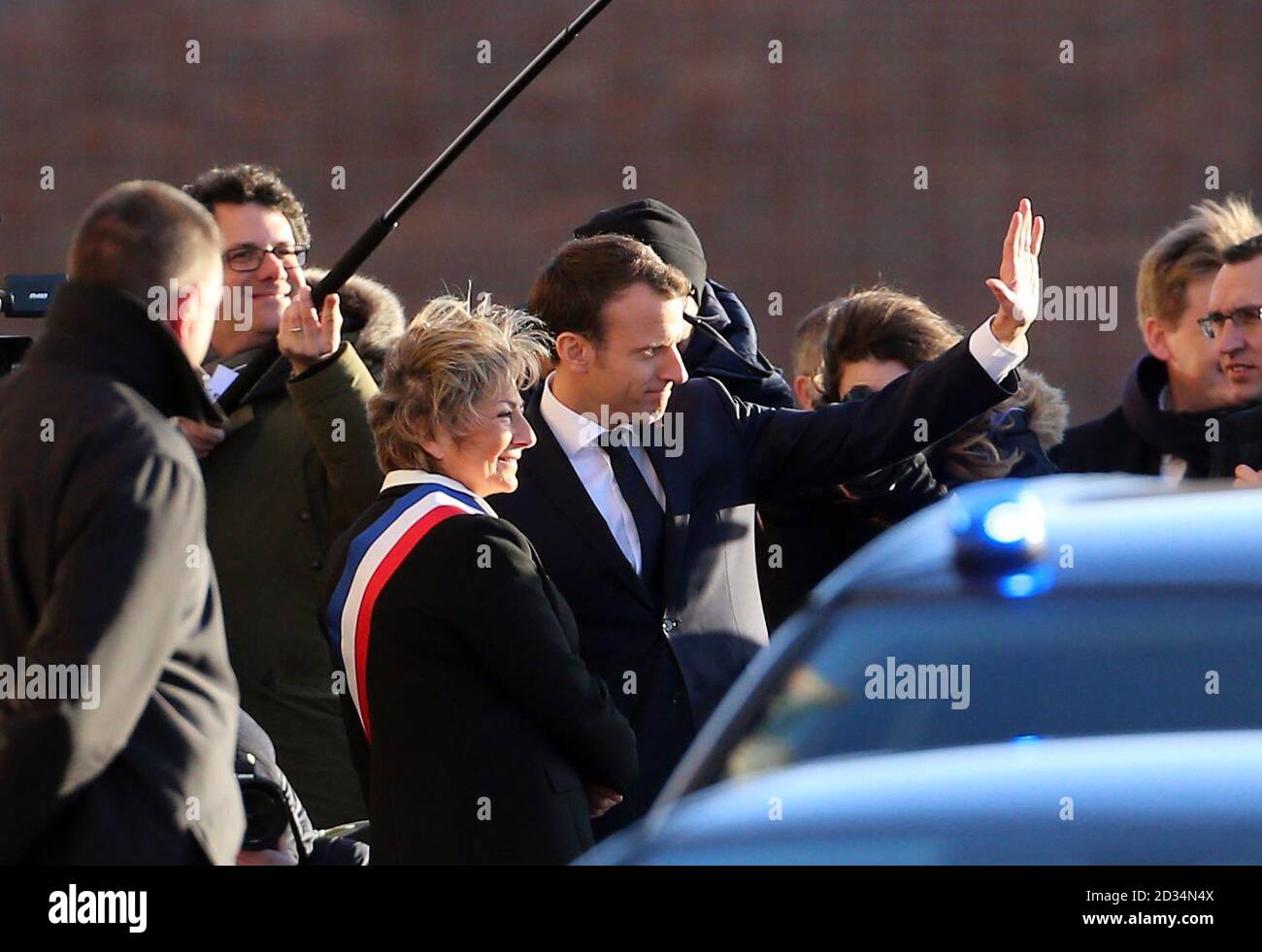 Der französische Präsident Emmanuel Längestrich mit dem Bürgermeister von Calais Natacha Bouchart, wie er in Calais, Rathaus in Frankreich bei einem Besuch in der Region ankommt. Stockfoto