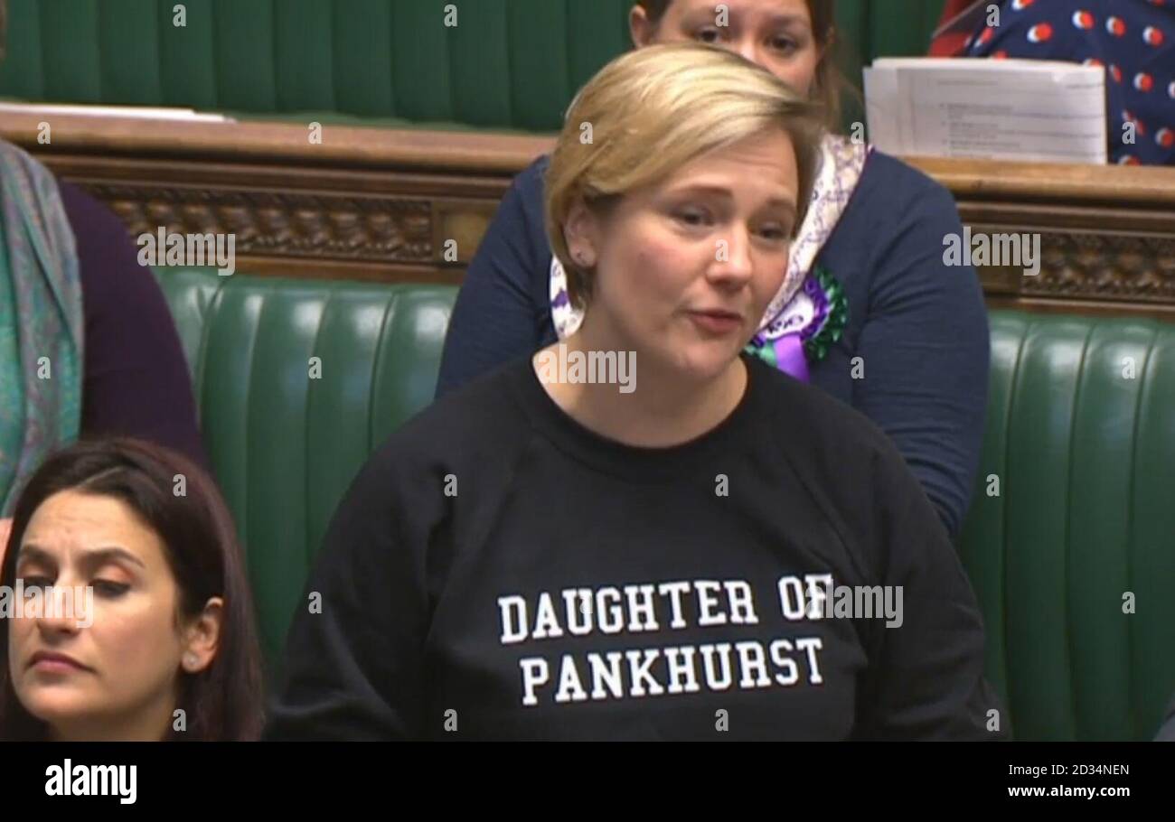 Stella Creasey trägt ein Hemd "Tochter von Pankhurst" im Debattierraum im Londoner Unterhaus zum 100. Jahrestag der Verabschiedung des Representation of the People Act, der bestimmten Frauen über 30 Jahren eine Stimme und das Recht gab, für das Parlament zu stimmen. Stockfoto
