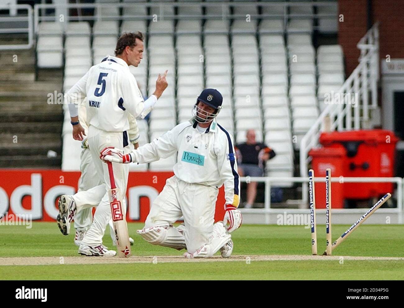 Hampshire John Crawley wird von Yorkshire's Gideon Kruis (links) während des Liverpool Victoria County Championship Division One Match im Headingley Stadium, Leeds, sauber geduckt. Stockfoto