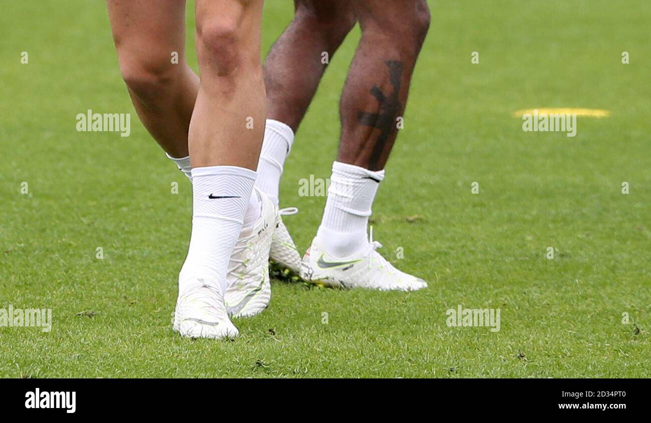 Bisher unveröffentlichte Fotos vom 28/05/2018. von England Raheem Sterling sichtbar, die eine Tätowierung auf seinem Bein während einer Trainingseinheit im St George's Park, Burton. Stockfoto