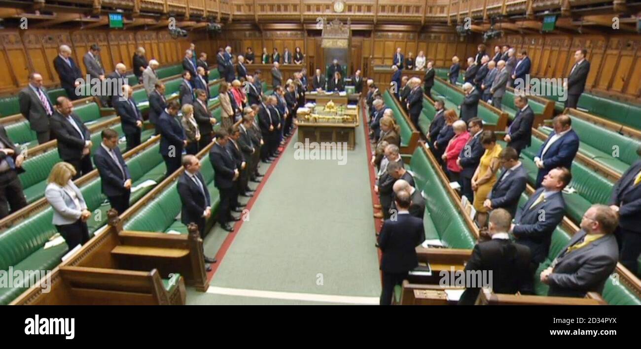 72 Sekunden Stille halten Parlamentsmitglieder im Londoner Unterhaus, um an diejenigen zu erinnern, die ihr Leben verloren haben, und an alle, die vom Brand am Grenfell Tower betroffen sind. Stockfoto