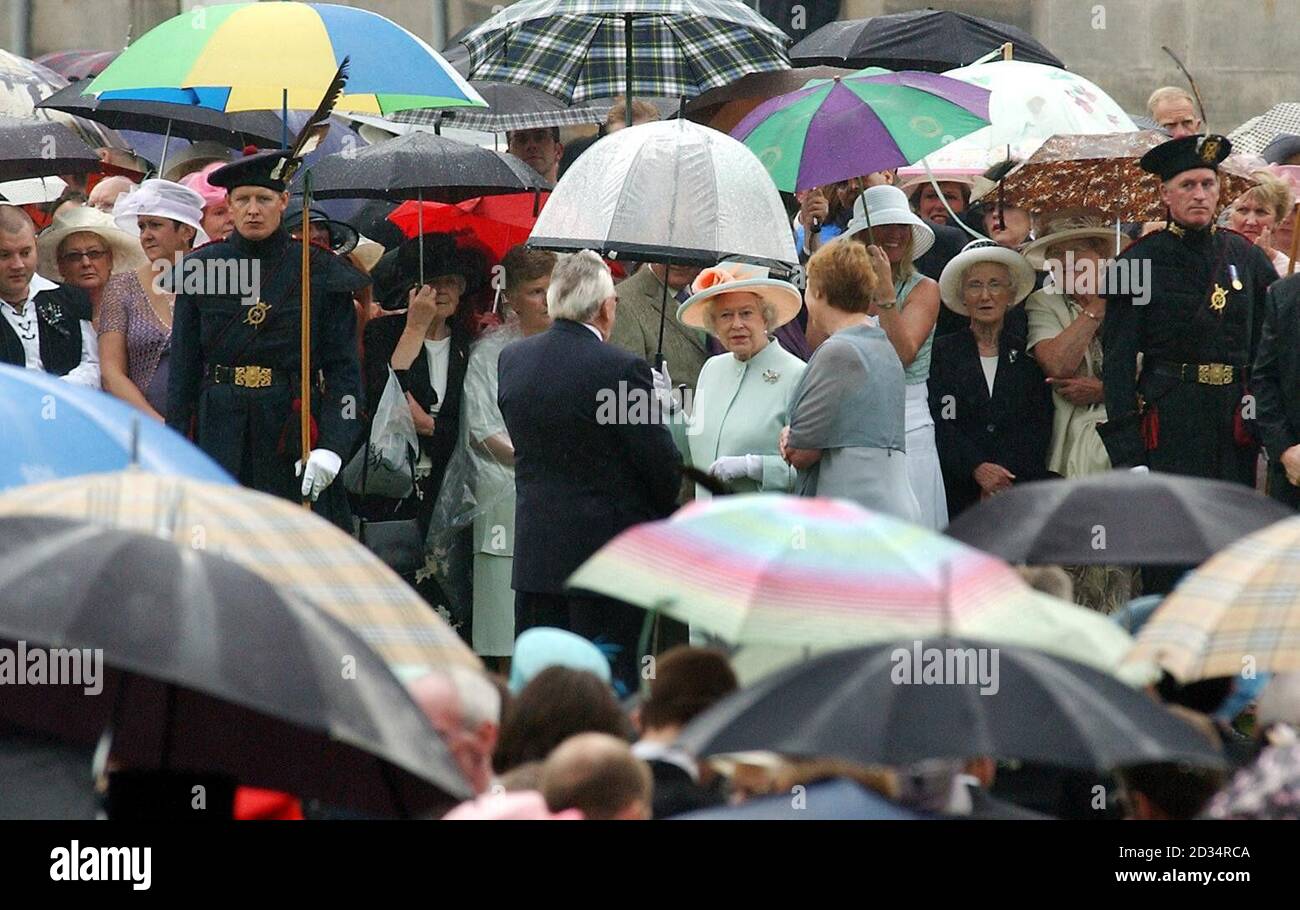 Die britische Königin Elizabeth II. Besucht anlässlich ihres 80. Geburtstages eine Gartenparty für die Öffentlichkeit im Holyroodhouse in Edinburgh. Stockfoto