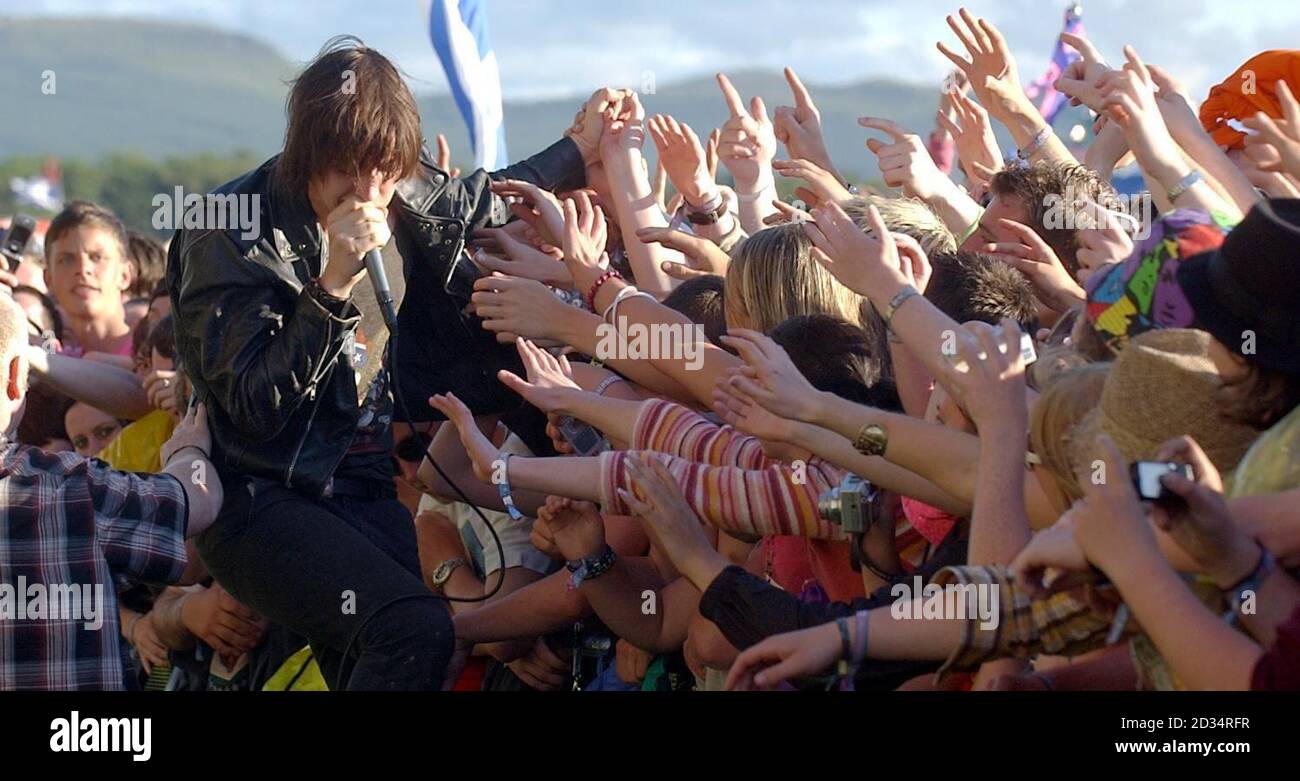 Der Strokes-Sänger Julian Casablancas springt beim T in the Park Musikfestival in Balado, Schottland, von der Bühne. Stockfoto