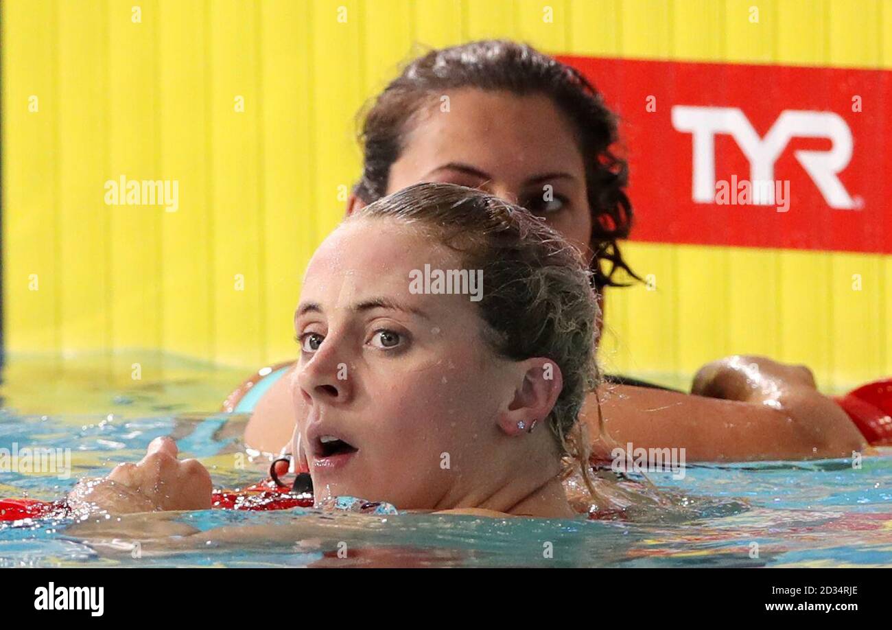 Die Briten Siobhan-Marie O'Connor und Aimee Wilmott reagieren nach dem 200-m-Einzelsieg der Medley-Frauen im Halbfinale 1 am sechsten Tag der Europameisterschaft 2018 im Tollcross International Swimming Centre, Glasgow. Stockfoto