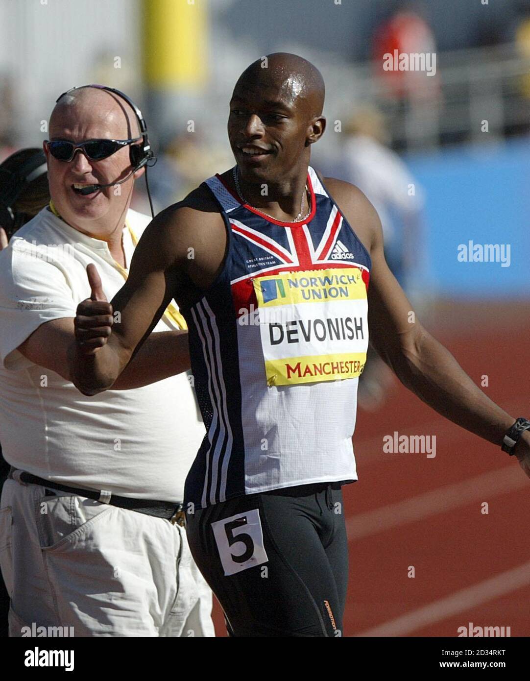 Marlon Devonish feiert nach dem Gewinn des Mens 100 Meter Finale während der Norwich Union European Trials und AAA Championships in Manchester. Stockfoto