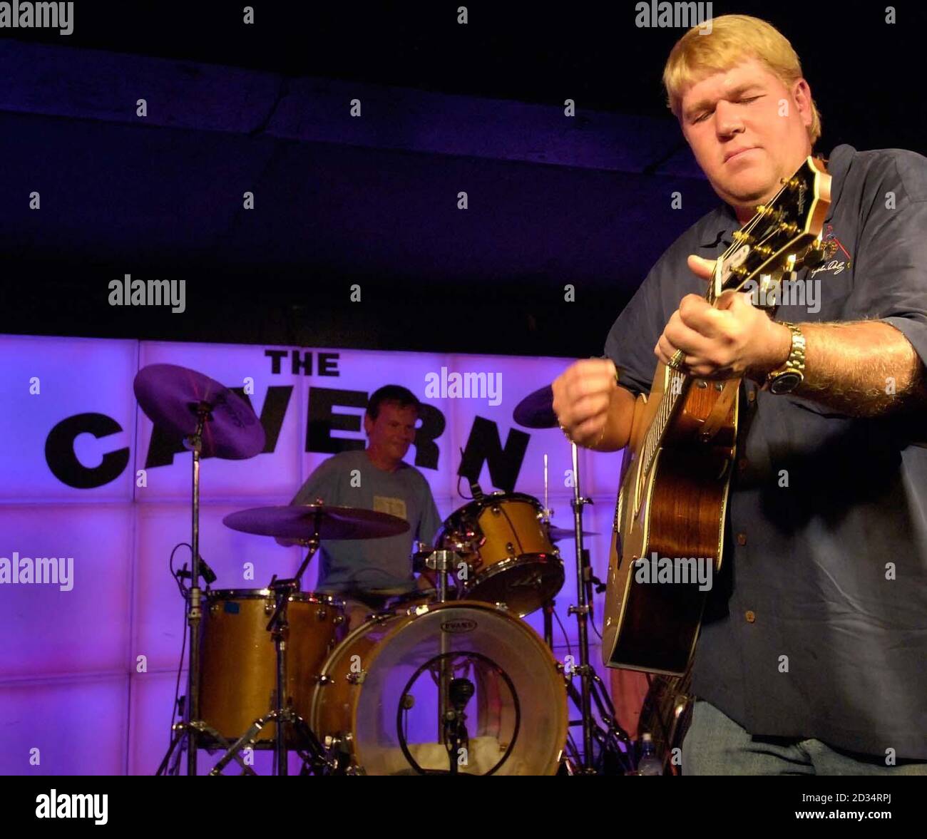 Der amerikanische Golfer John Daly spielt Gitarre im Cavern Club, Liverpool. Bilddatum: Dienstag, 18. Juli 2006. Veröffentlicht am Mittwoch, 19. Juli 2006. Bildnachweis sollte lauten: Rebecca Naden/PA Stockfoto