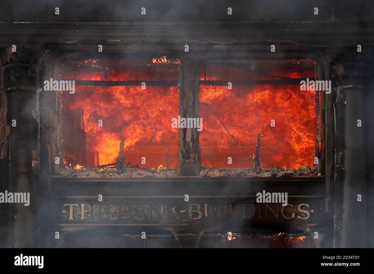 Flammen eines Großbrandes, der ein Primark-Geschäft in den historischen fünfstöckigen Bankgebäuden im Stadtzentrum von Belfast zerstört hat. Stockfoto