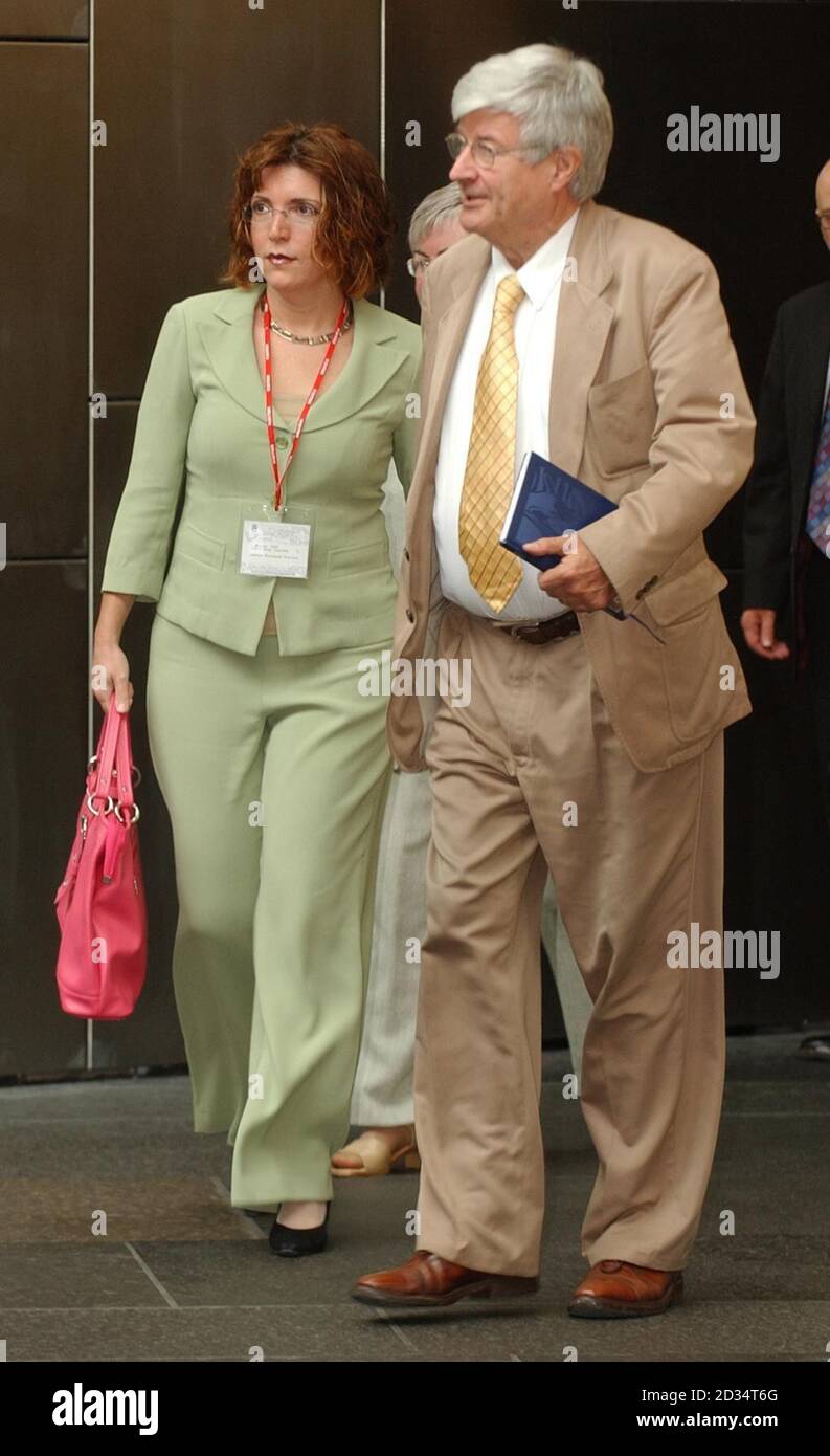 Das US-Generalkonsulat Cecile Shea und der grüne MSP Robin Harper verlassen ein Treffen im schottischen Parlament in Edinburgh. Stockfoto