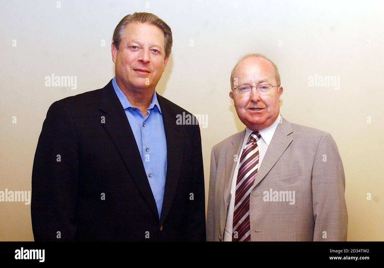 Der ehemalige US-Vizepräsident Al Gore (links) und der Minister für Umwelt und ländliche Entwicklung, MPS Ross Finnie, treffen sich während des Edinburgh International Film Festival in Cineworld. Stockfoto