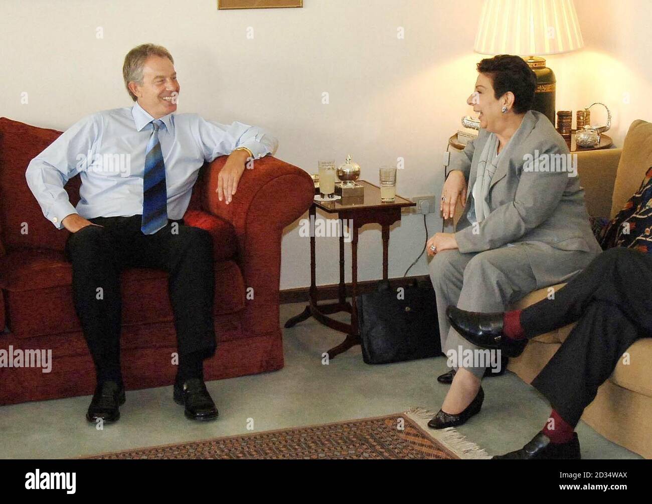 Der britische Premierminister Tony Blair spricht mit Hanan Ashrawi, einem prominenten Palästinenser, vor dem britischen Konsulat in Jerusalem, Israel. Stockfoto