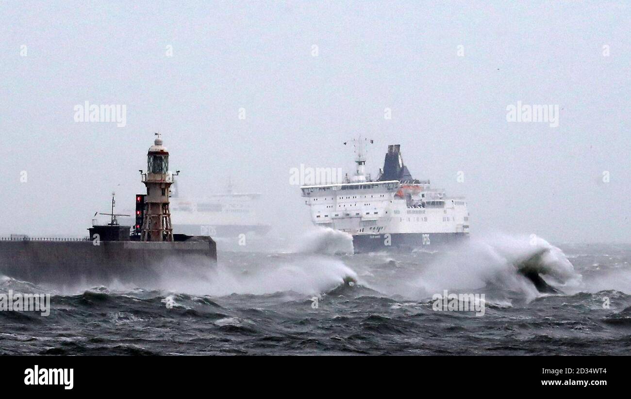 Die DFDS Fähre kommt an der Hafen von Dover in Kent bei starken Winde als Wetter Warnungen für Böen von bis zu 80 mph und anhaltender Regen für Teile des Vereinigten Königreichs erteilt wurden. Stockfoto