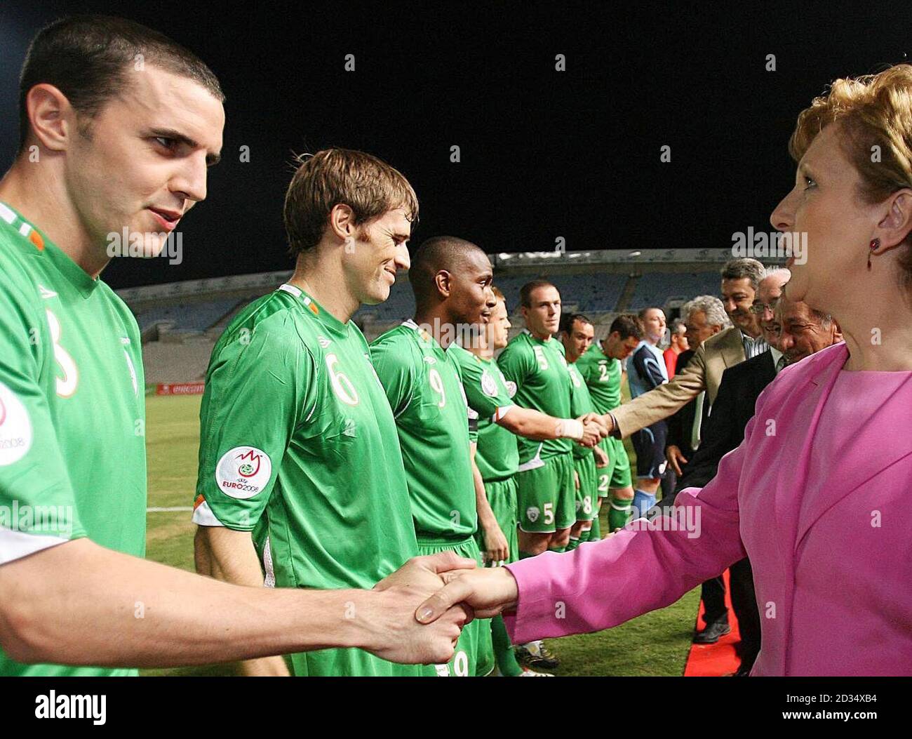 John O'Shea begrüßt die irische Präsidentin Mary McAleese vor dem UEFA European Championship 2008 Qualifying Group D Spiel im GSP Stadium, Limassol, Zypern. Stockfoto