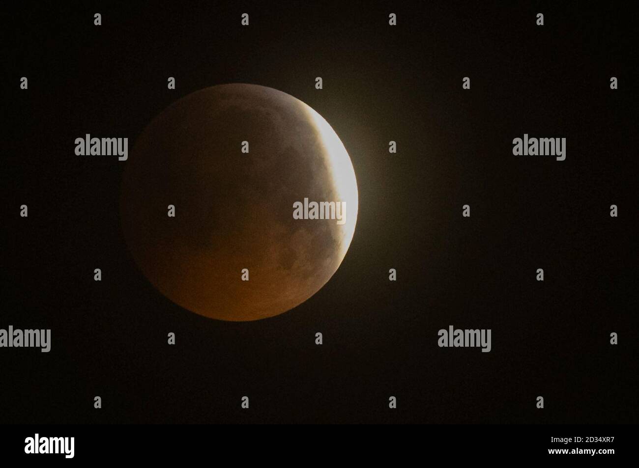 Ein super Blut wolf mond über Liverpool während einer Mondfinsternis. Stockfoto