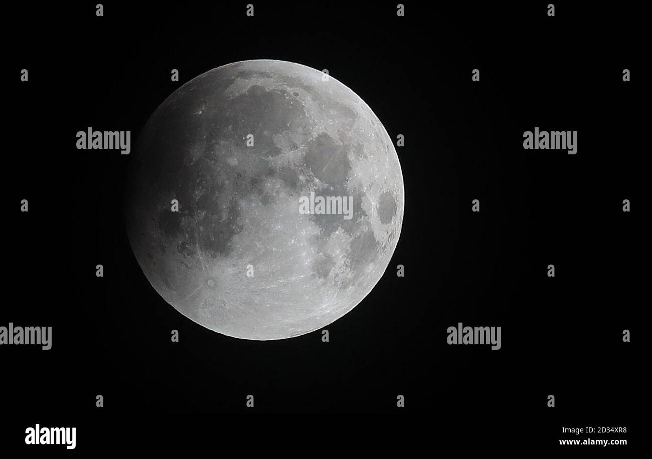 Ein super Blut wolf mond über Liverpool während einer Mondfinsternis. Stockfoto