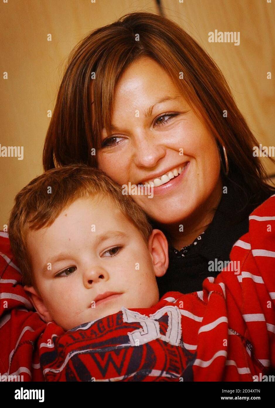 Paula Smith und ihr Sohn Jordan im Alter von vier Jahren nehmen an einer Pressekonferenz im Palace Hotel in Peterhead, Schottland, Teil, nachdem ihr Mann Paul nach seiner Geiselhaft in Nigeria freigelassen worden war. Stockfoto