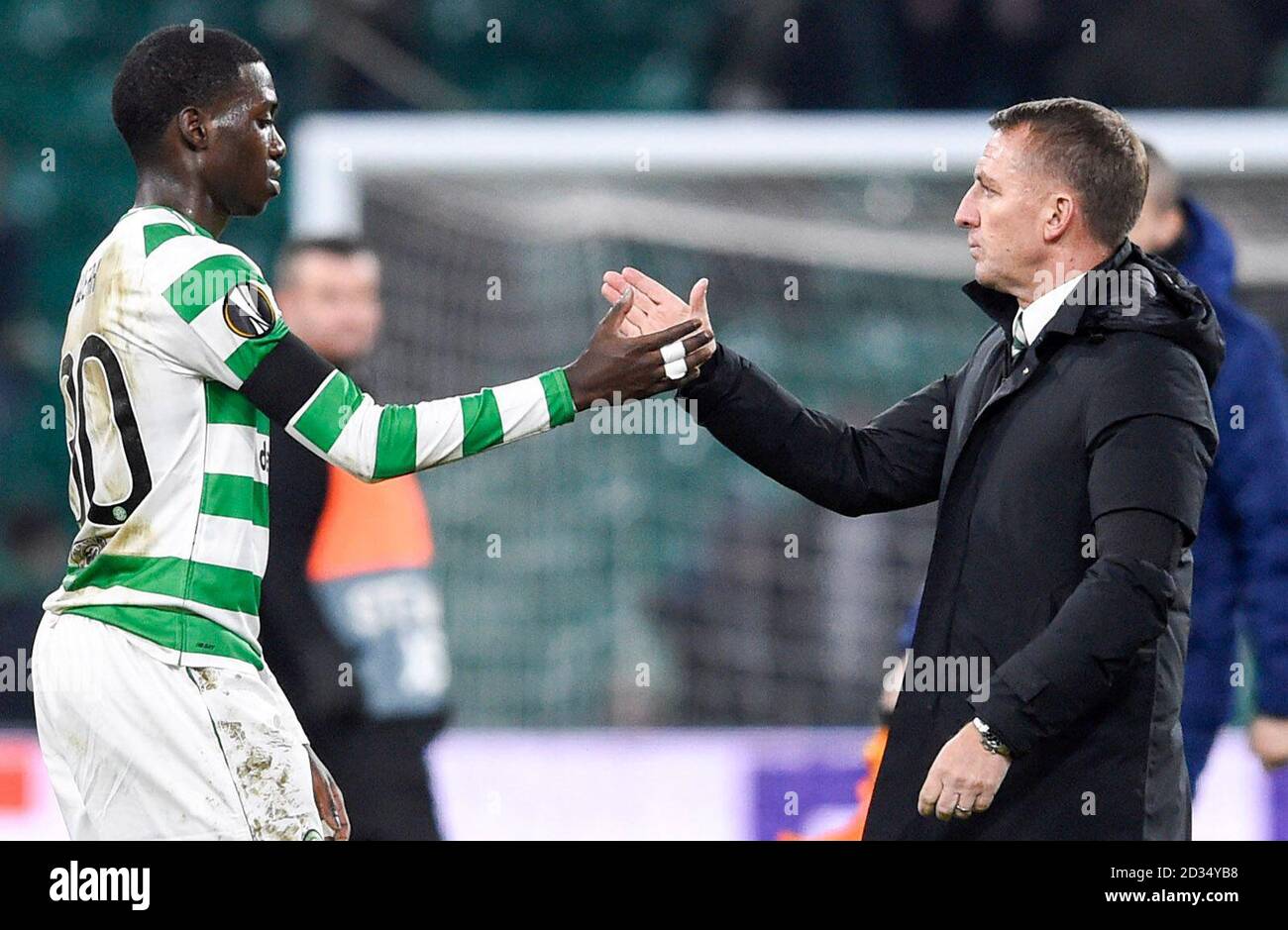 Celtic's Dedryck Boyata schüttelt sich die Hände mit Manager Brendan Rodgers nach dem finalen Pfeifen während der UEFA Europa League Runde von 32, erste Bein Spiel in Celtic Park, Glasgow. Stockfoto