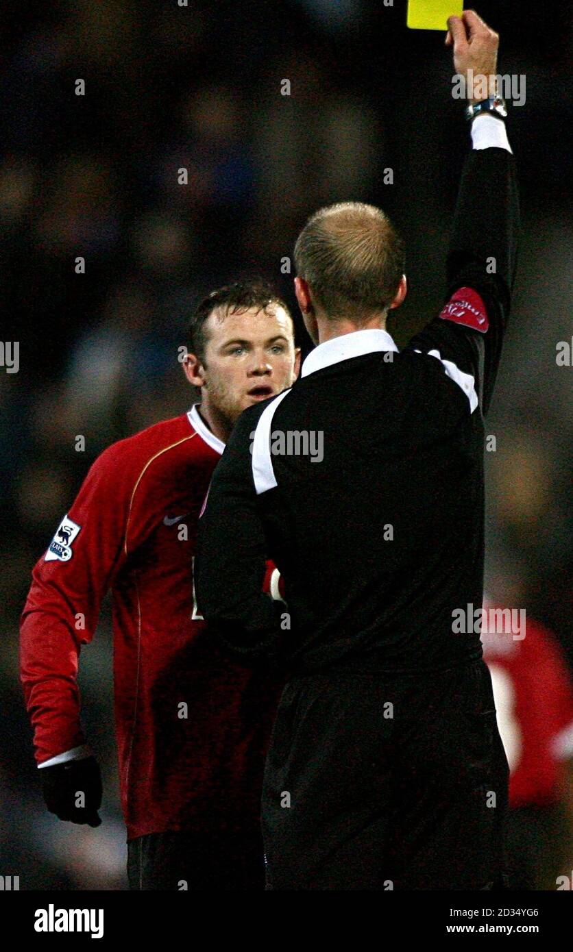 Wayne Rooney von Manchester United wird von Schiedsrichter Mike Riley wegen Dissens gebucht. Stockfoto
