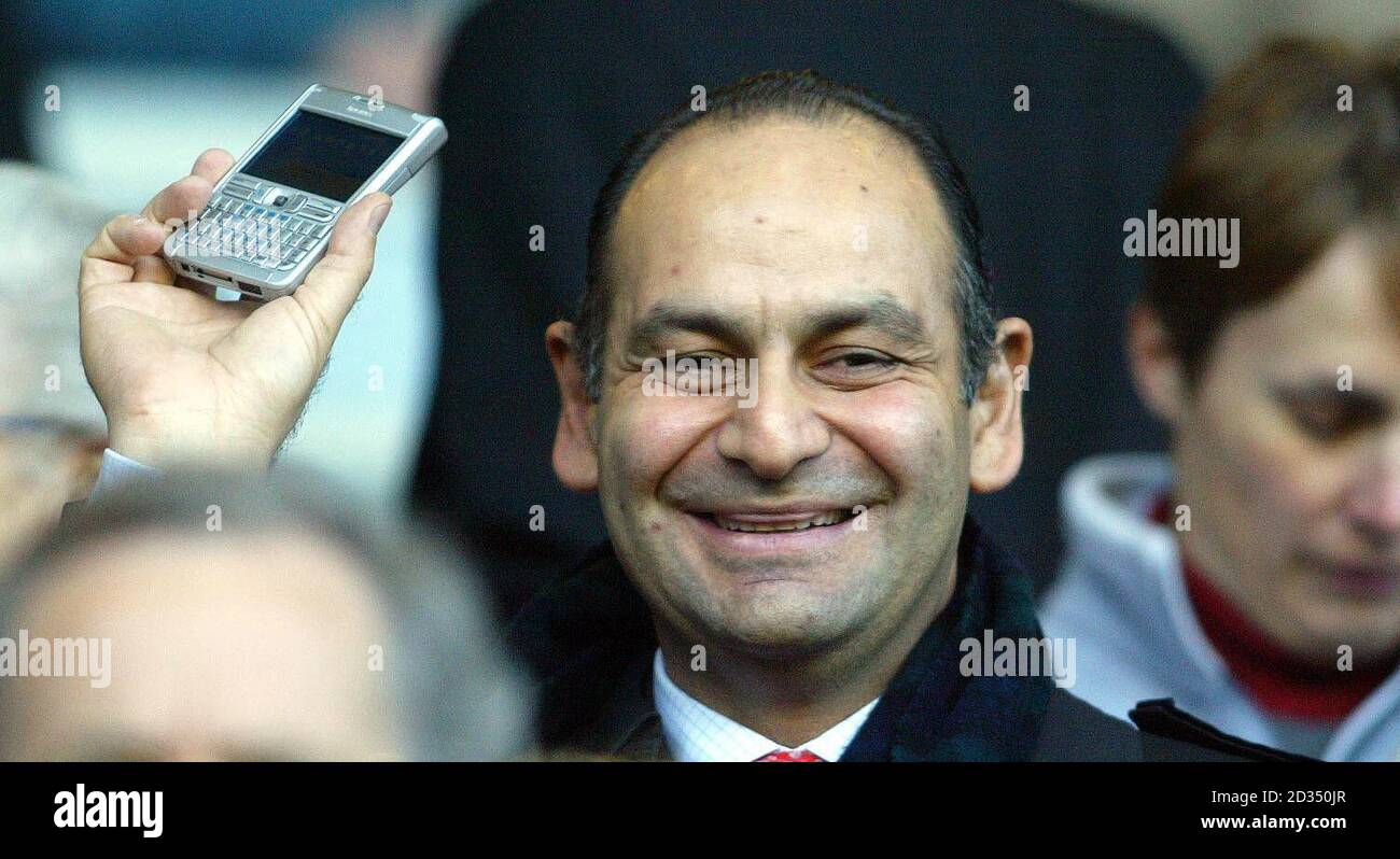 Rabih i Khoury, Senior Vice President und Head of MENA Investment von Dubai International, während des FA Barclays Premiership-Matches zwischen Liverpool und Fulhamat Anfield, Liverpool. Stockfoto