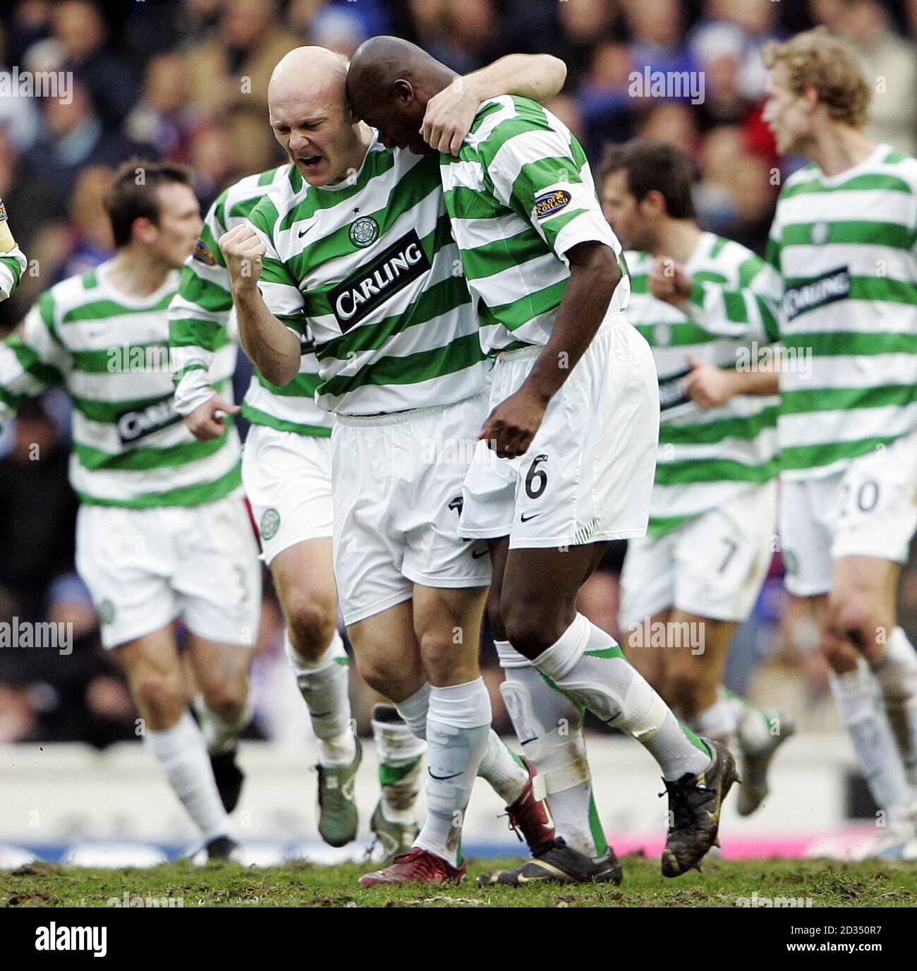 Thomas Graveson von Celtic feiert den Torreigen im Premier League-Spiel der Bank of Scotland gegen die Rangers im Ibrox Stadium in Glasgow. Stockfoto