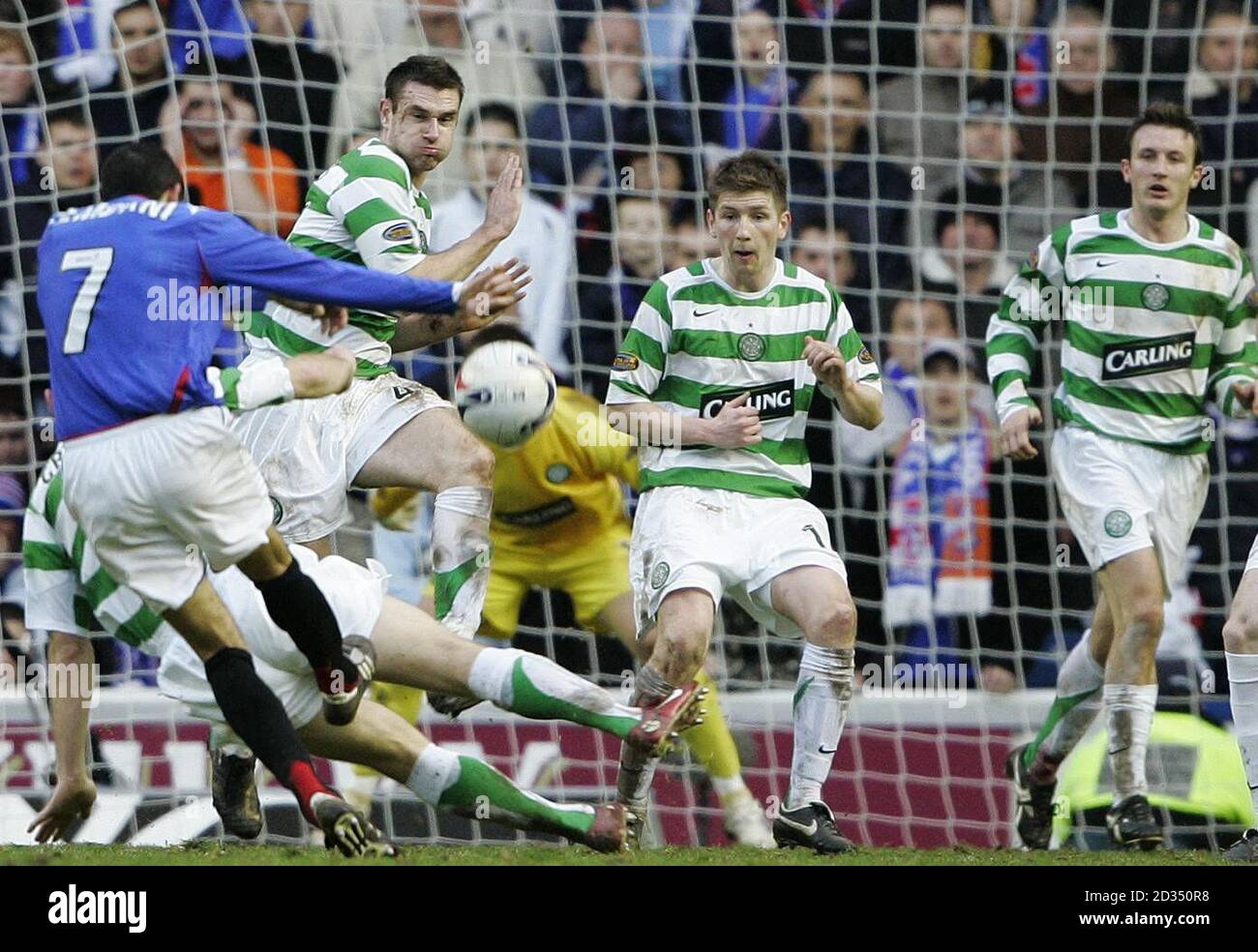 Die keltische Verteidigung kann nur zusehen, wie die Rangers Brahim Hemdani (links) beim Spiel der Bank of Scotland Premier League im Ibrox Stadium in Glasgow Punkten. Stockfoto