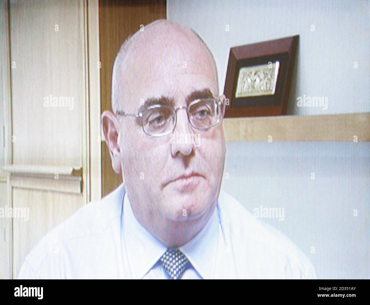 Videoaufnahmen von Allan Valentine (auf dem Bildschirm), der Director of Manufacturing Operations für NCR (National Cash Registers) Financial Solutions in Dundee ist, nachdem die Mitarbeiter zu einem Mittagsgespräch in der Fabrik bezüglich ihrer Zukunft gerufen wurden. Stockfoto