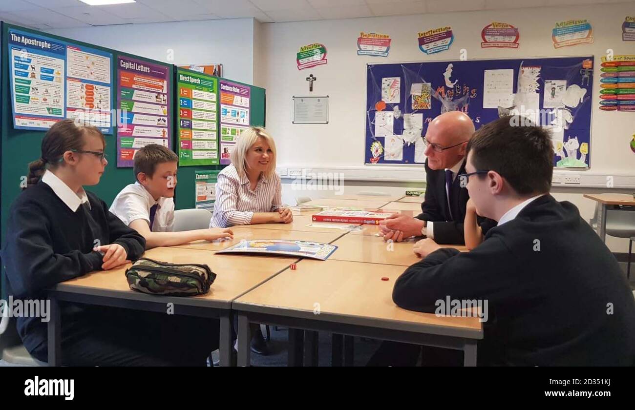 Scottish Education Secretary John bei einem Besuch der Holy Rood RC High School in Edinburgh, um die Finanzierung des Attainment Scotland Fund bekannt zu geben. Stockfoto