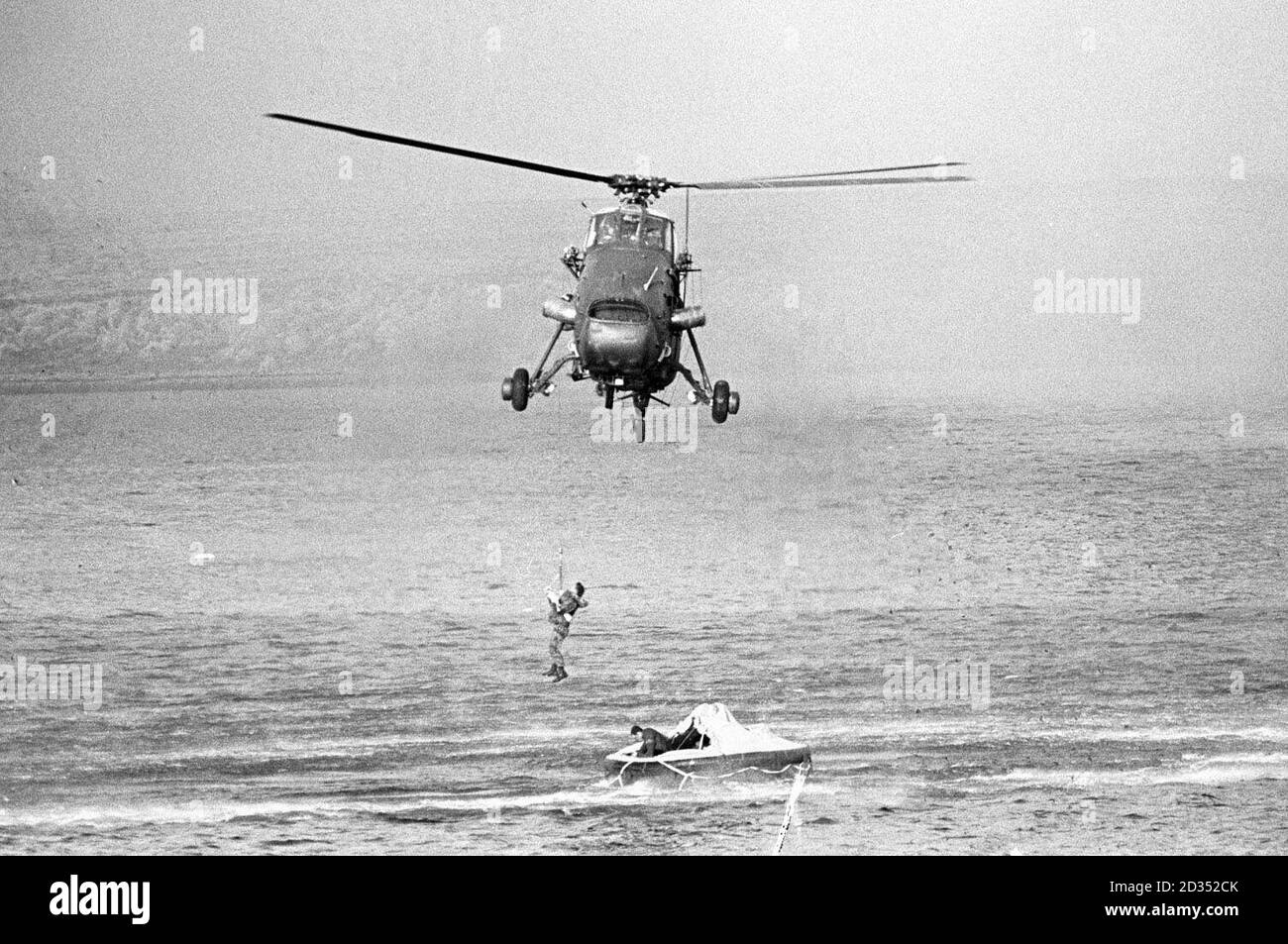 Ein Überlebender der Bluff Cove Bombenanschläge, mit dem Hubschrauber von einem Rettungsinsel während des Falkland-Konflikts. Stockfoto