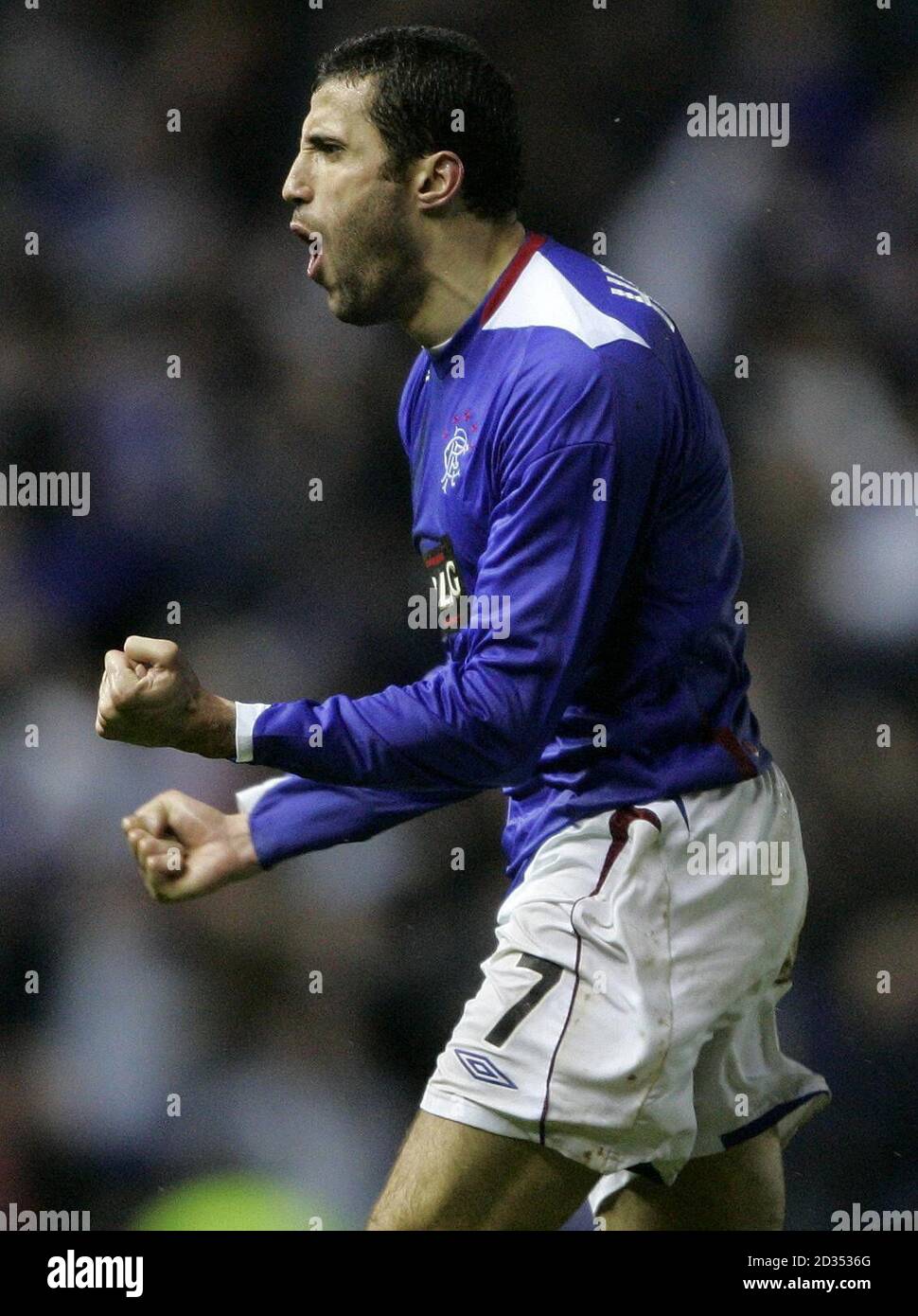 Die Rangers Brahim Hemdani feiern den Ausgleich in der letzten Minute gegen Ossasuna während der UEFA-Cup-Runde 16 First Leg Spiel im Ibrox Stadium, Glasgow. Stockfoto