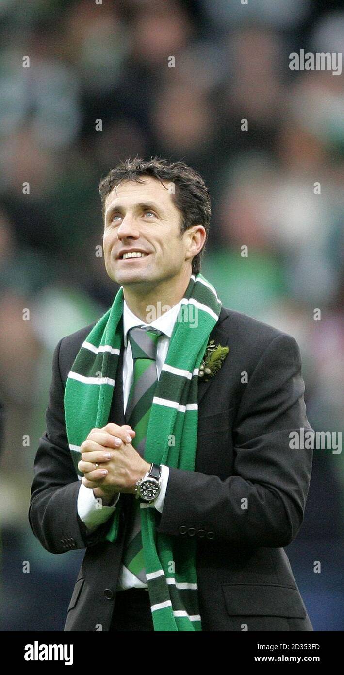 Hibernian Manager John Collins schaut in den Himmel nach dem Gewinn des CIS Insurance Cup Final im Hampden Park in Glasgow PRESS ASSOCIATION Photo. Bilddatum: Sonntag, 18. März 2007 Bildnachweis sollte lauten: Andrew MilliganPA. Stockfoto