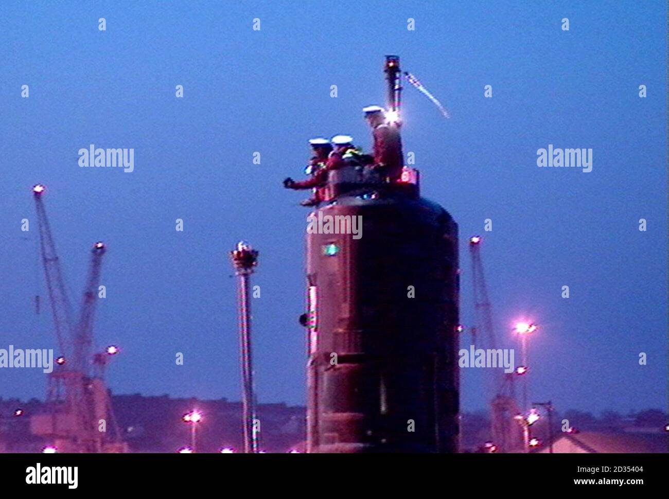 Standbild der Besatzung auf dem Turm von HMS Tireless im Hafen von Plymouth in Devon. Stockfoto