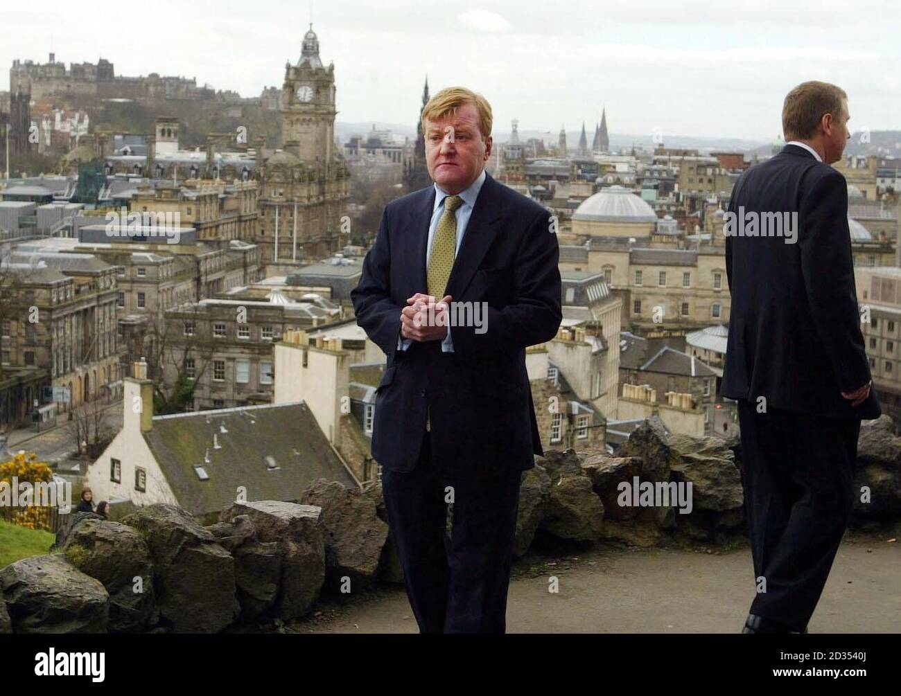Der ehemalige Vorsitzende der Liberaldemokraten, Charles Kennedy, beim Start des schottischen Wahlkampfs seiner Partei auf Calton Hill in Edinburgh. Stockfoto