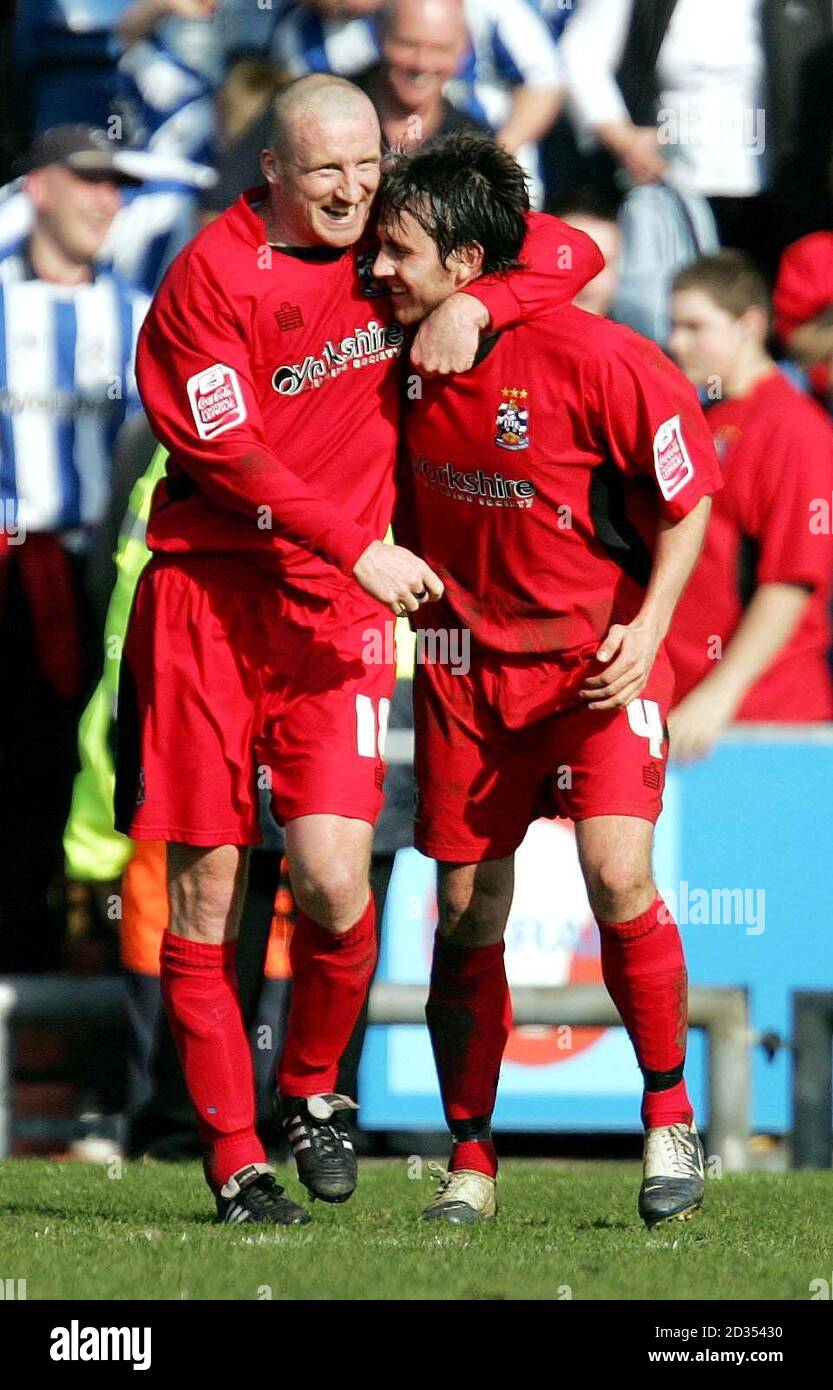 Huddersfield Town's Luke Beckett (links) feiert, nachdem er den Ausgleich gegen Oldham Athletic erzielt hat, mit Teamkollege Mark Hudson während des Coca-Cola Football League One Spiels im Boundary Park, Oldham. Stockfoto