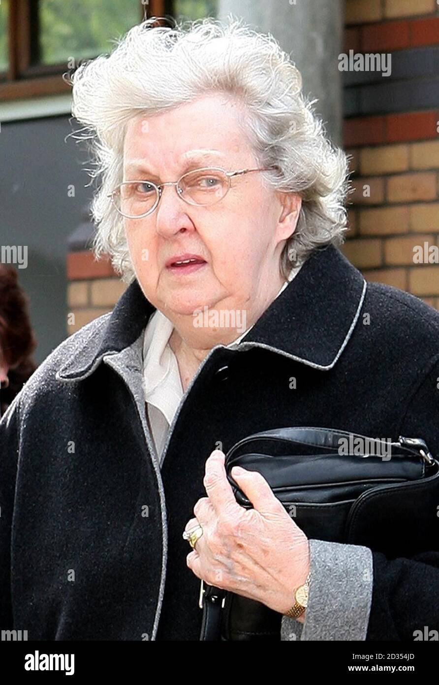 Olive Greenhalgh mit Sohn George verlässt Bury Magistrate Court, Greater Manchester. Stockfoto