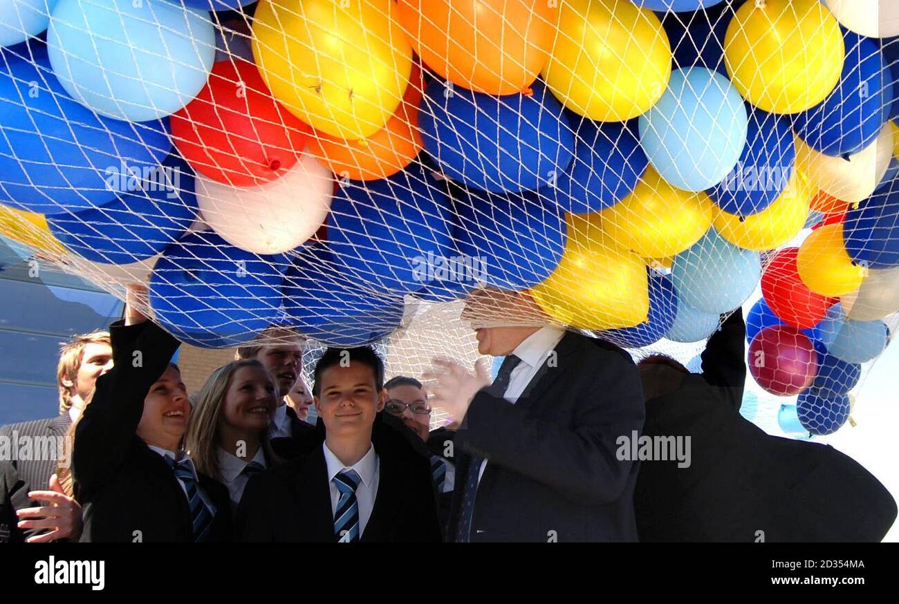Kanzler Gordon Brown steht unter einem Netz voller Ballons, die während der Eröffnung der Westfield Schule in Sheffield veröffentlicht werden. Stockfoto
