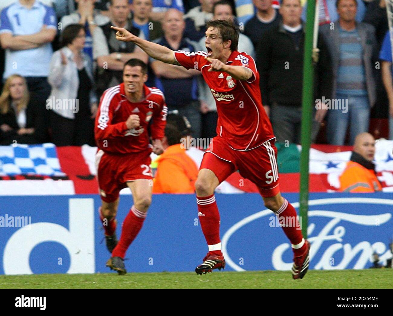 Liverpools Daniel Agger (rechts) feiert, nachdem er Steven Gerrards niedrigen Freistoß konvertiert hat, um das erste Tor des Spiels zu erzielen. Stockfoto
