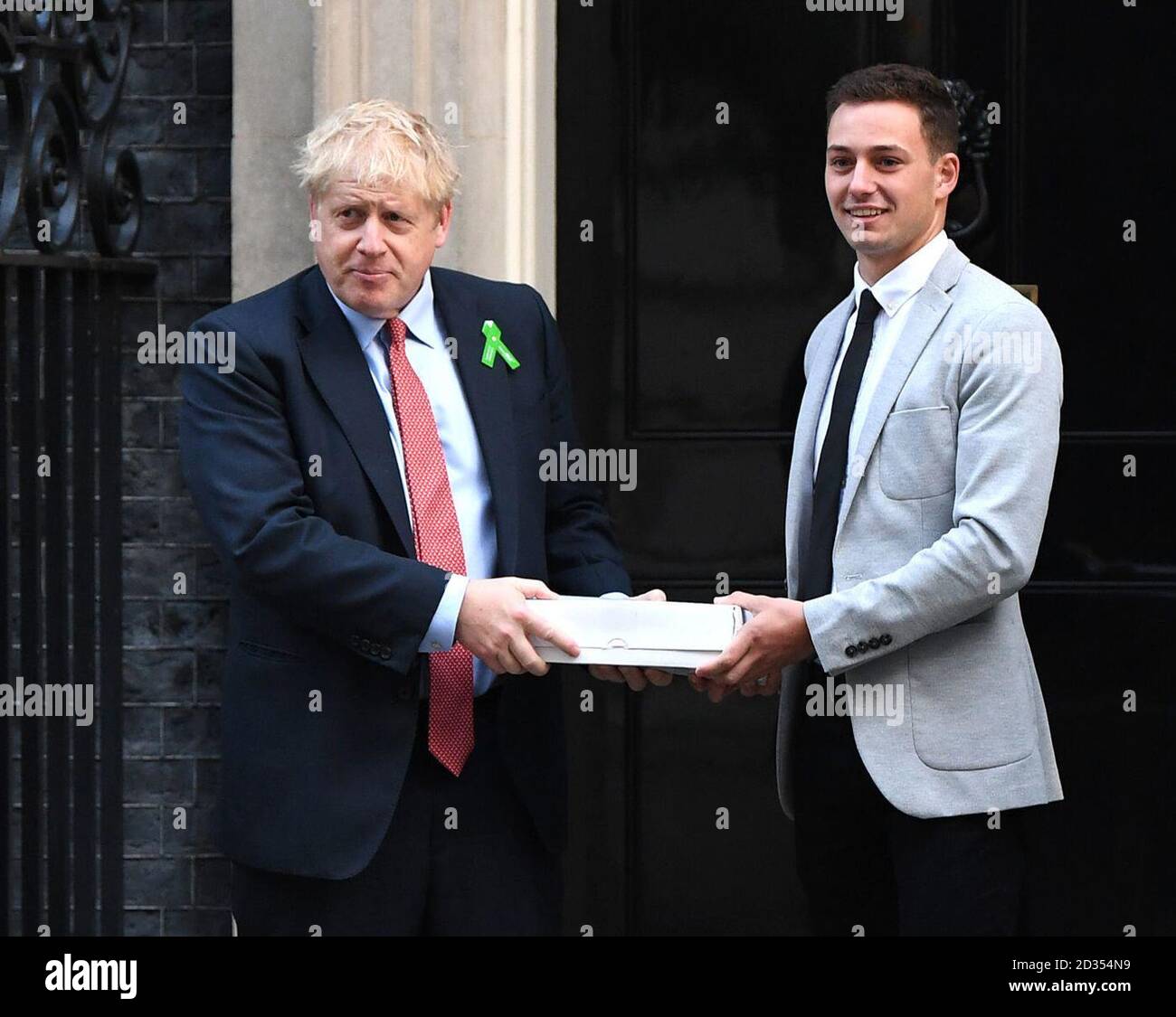 Premierminister Boris Johnson trifft sich mit der psychischen Gesundheit Mitkämpfer Ben West (Mitte rechts) in Downing Street, London, als er eine Petition für obligatorische psychische Gesundheit Erste Hilfe training für Lehrerinnen und Lehrer bietet. Stockfoto