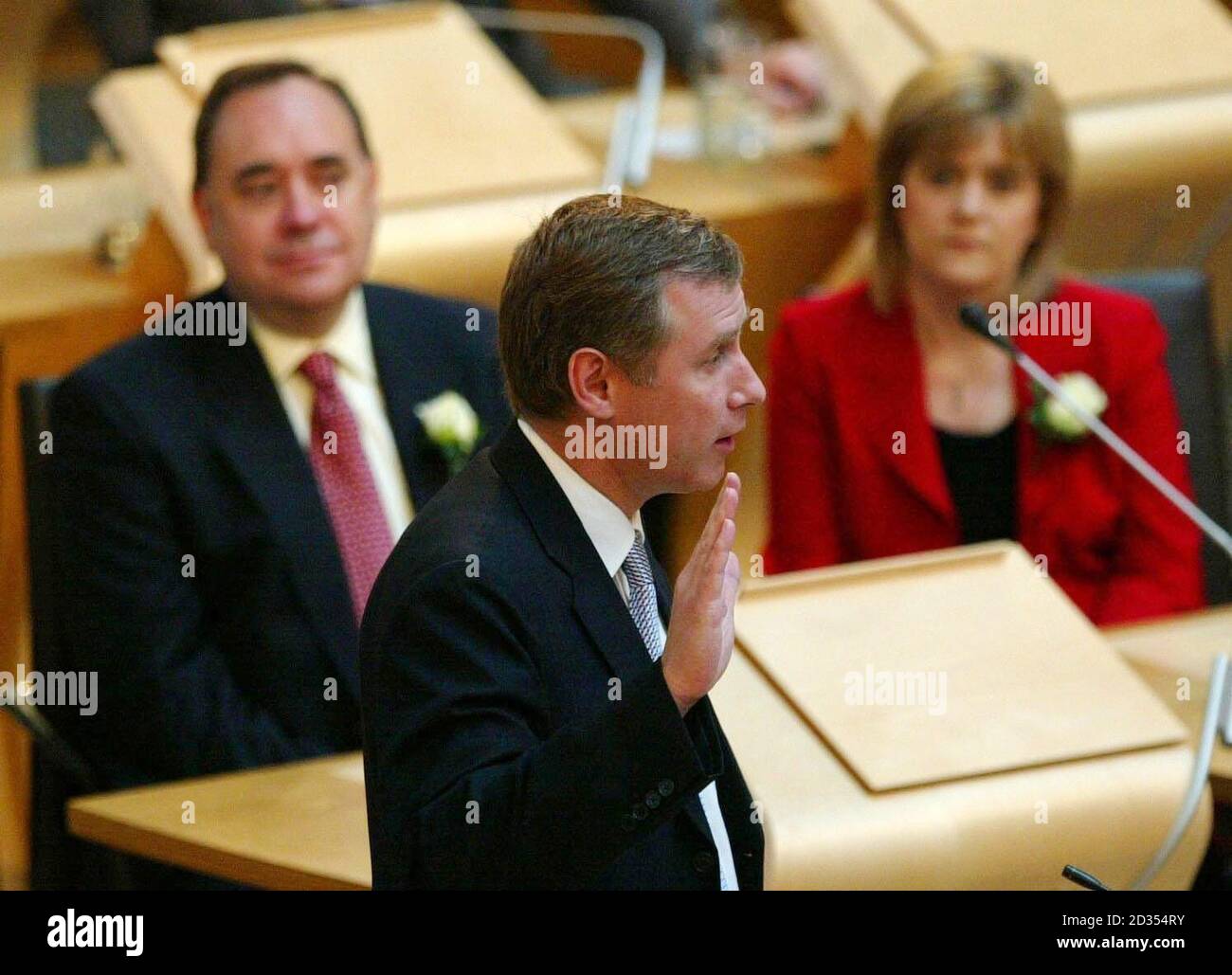 Der schottische Liberaldemokraten-Führer Nicol Stephen legt den Eid vor dem schottischen Parlament in Edinburgh ab. Stockfoto