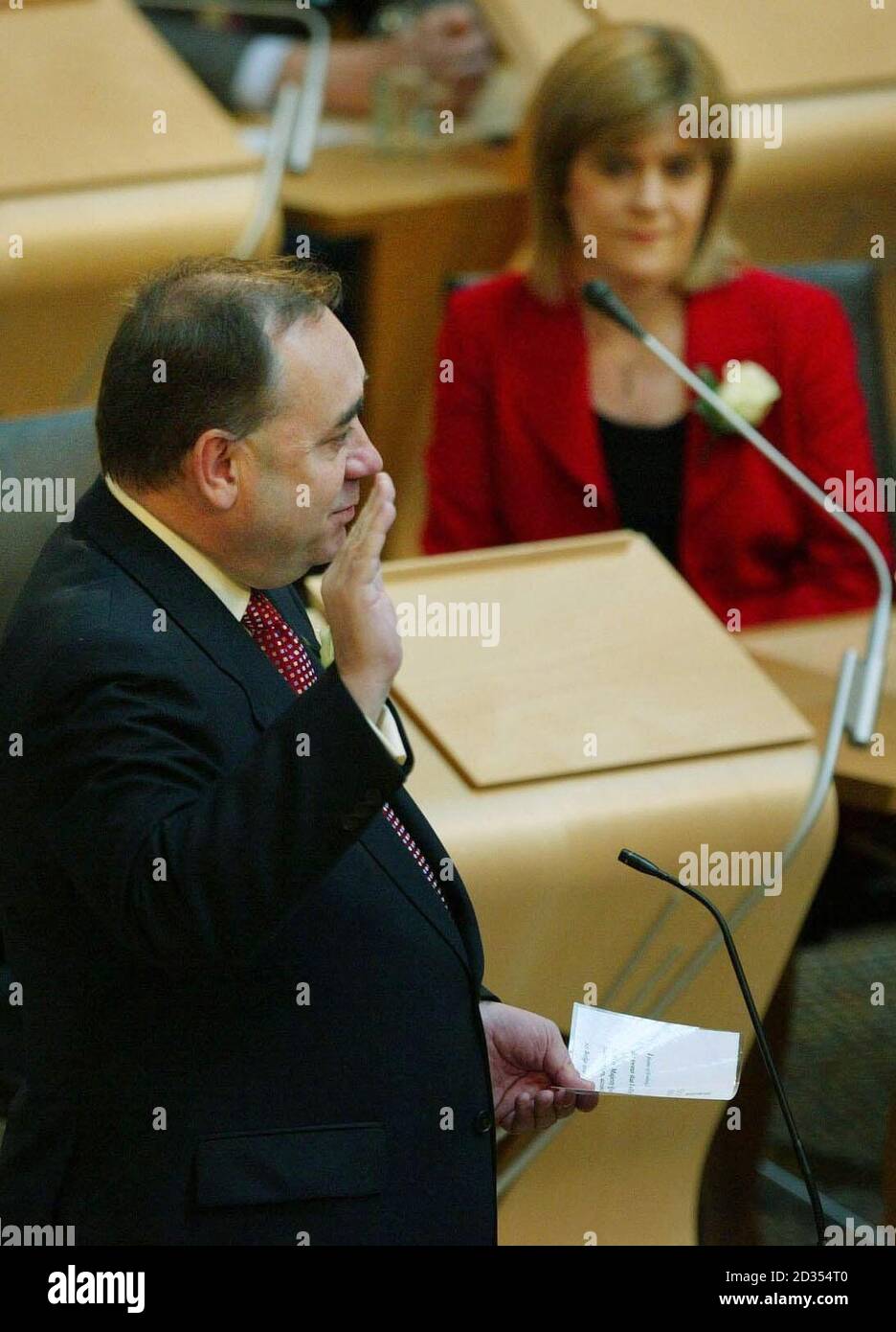 Der Vorsitzende der Scottish National Party, Alex Salmond, legt den Eid vor dem schottischen Parlament in Edinburgh ab. Stockfoto