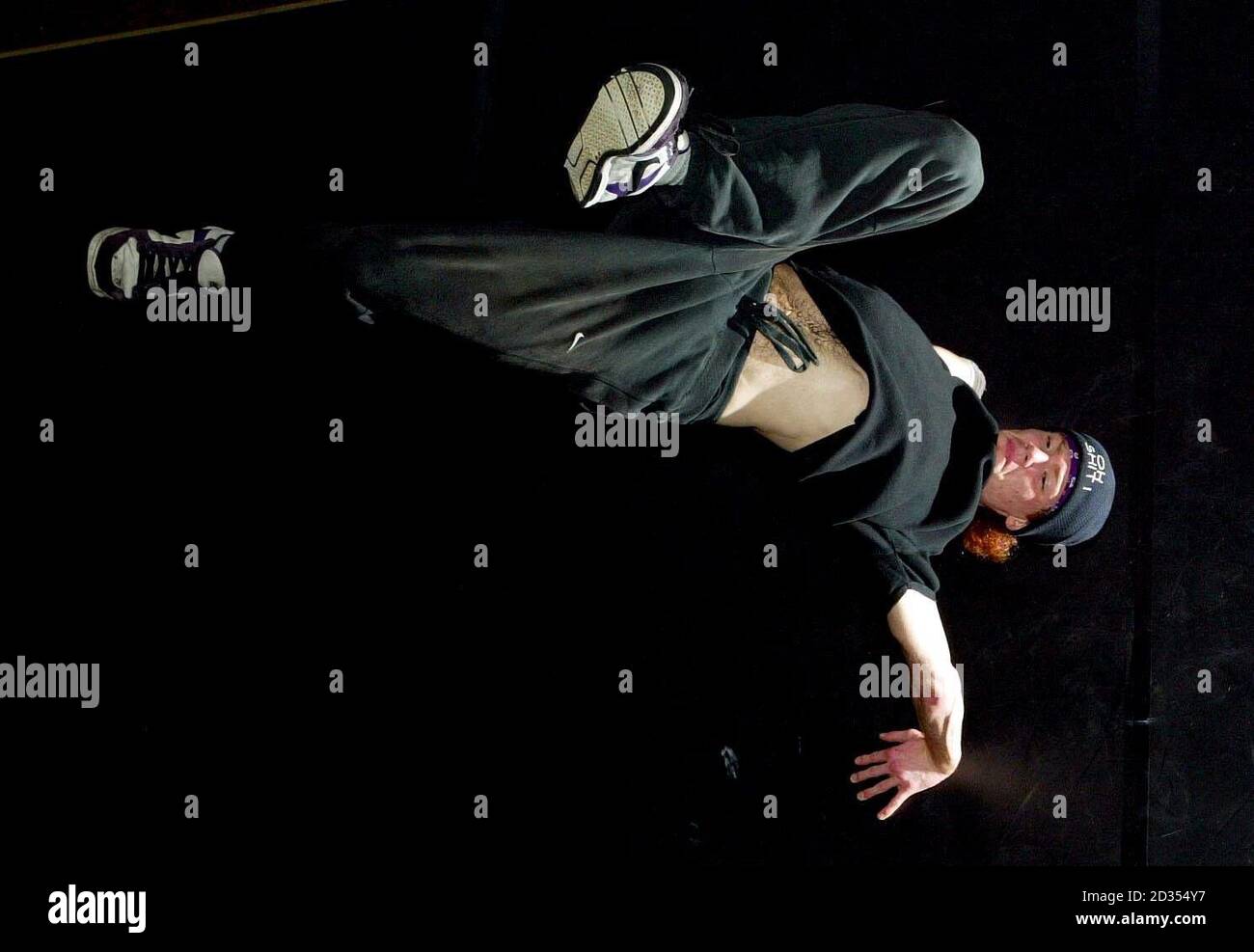 Eine Tänzerin, die vom internationalen Hip Hop Festival Breakin Convention am 11-12. Mai im Festival Theatre in Edinburgh aufgeht. Stockfoto